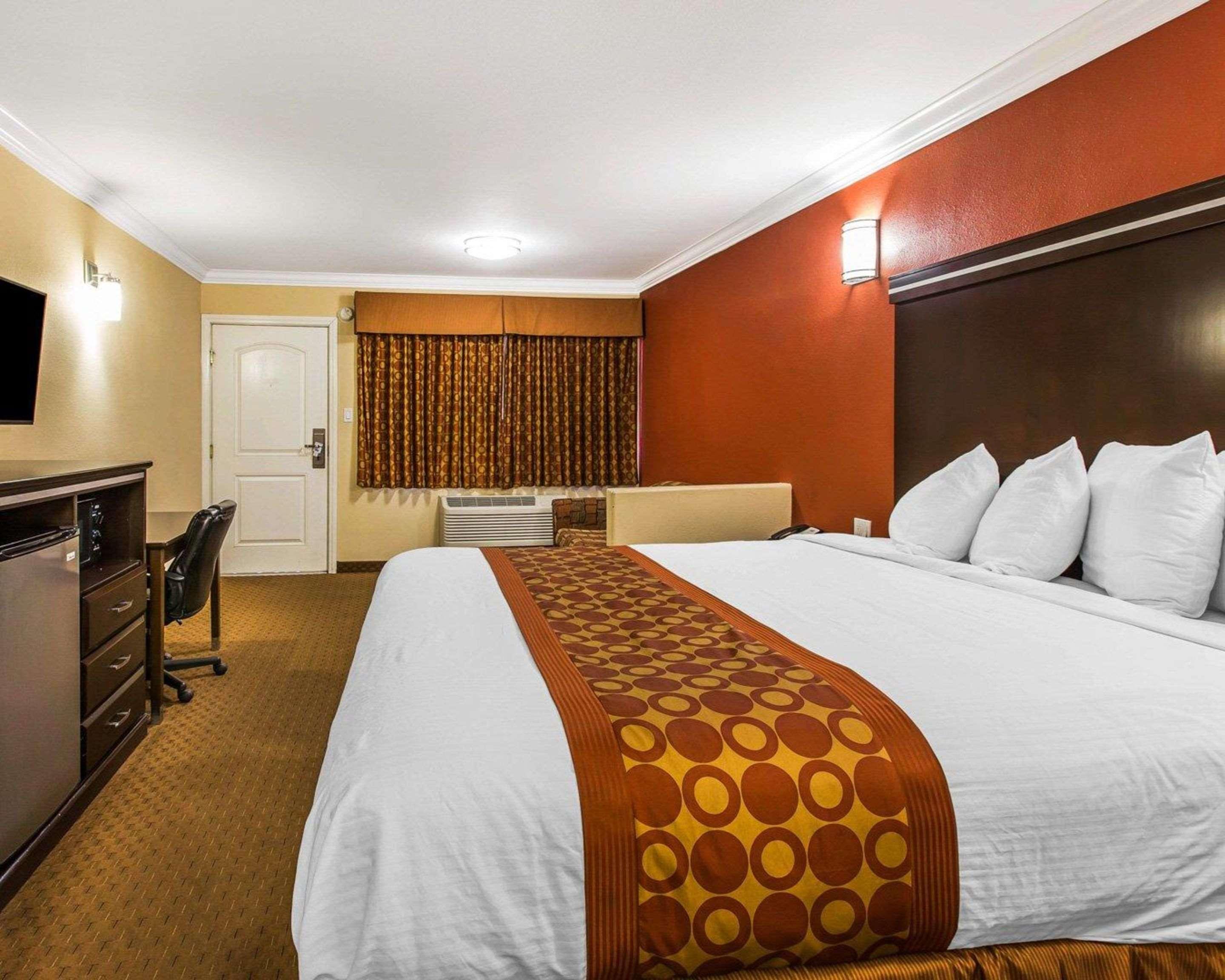 Rodeway & Hotel