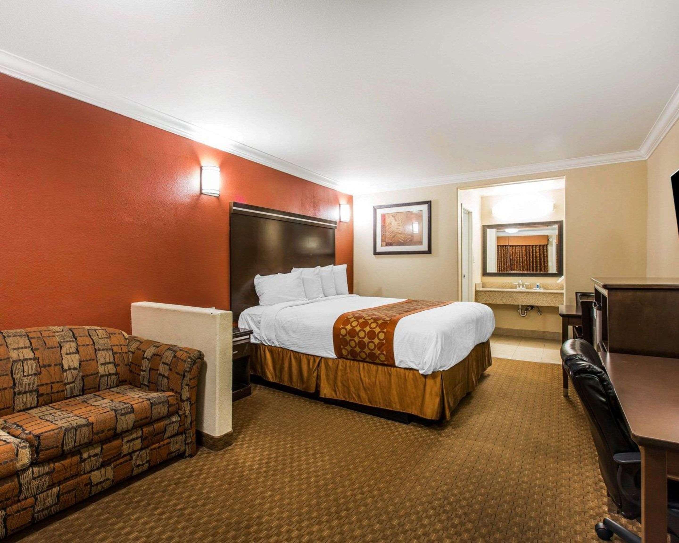 Rodeway & Hotel