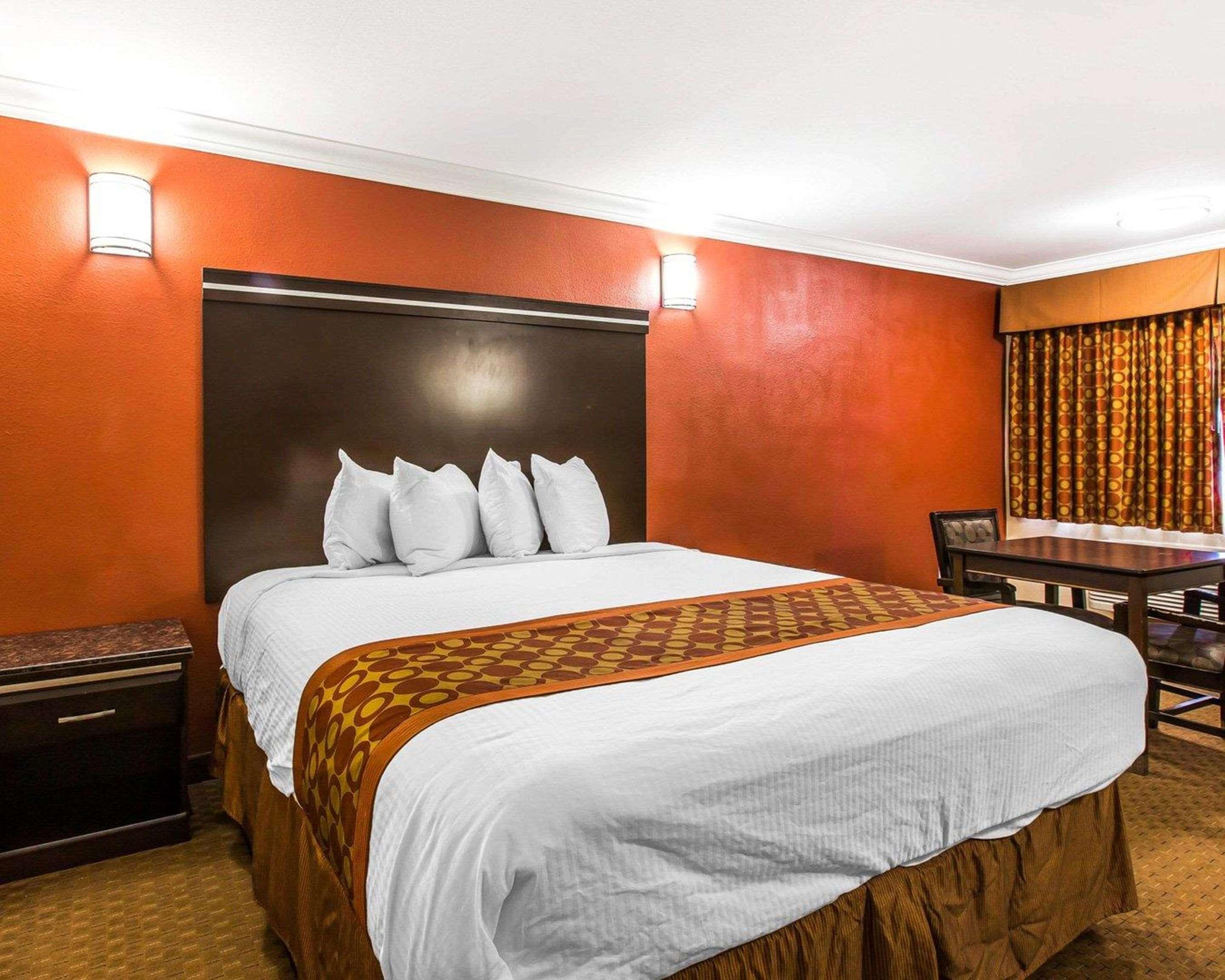 Rodeway & Hotel 2*