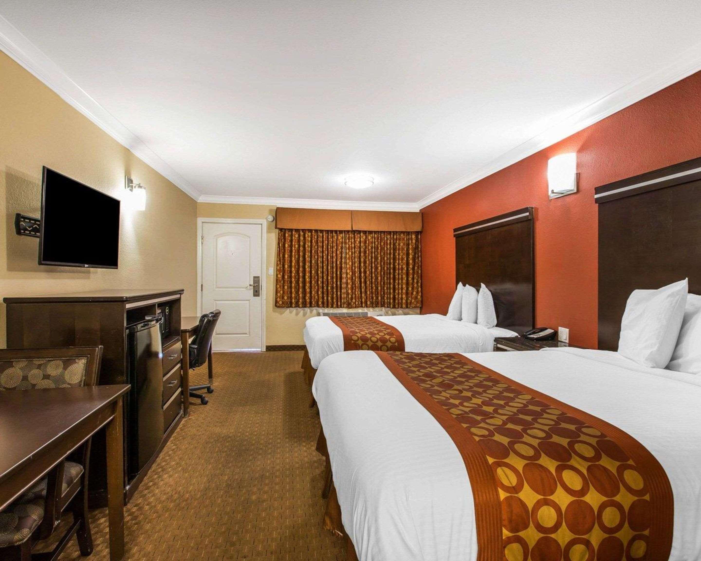 Hotel Rodeway & Corona