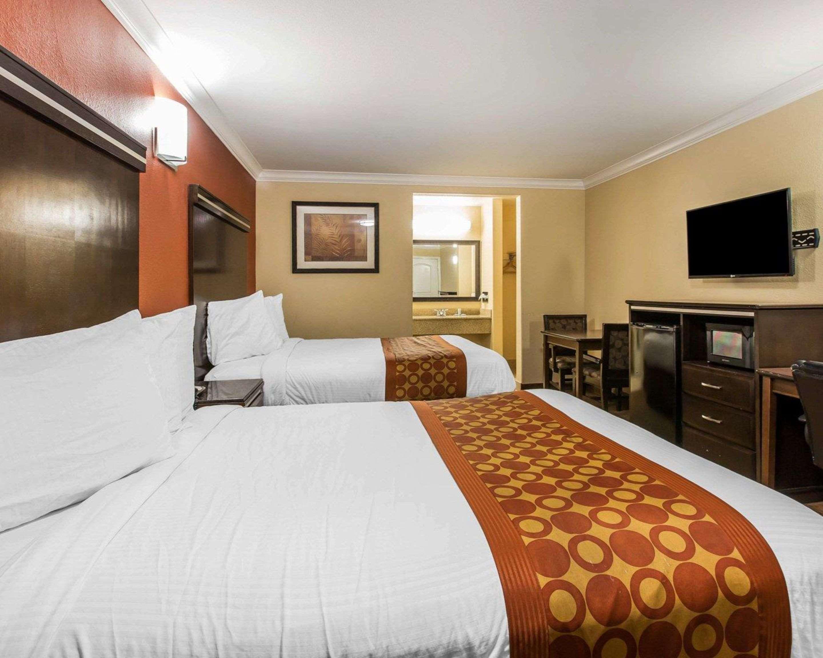 Rodeway & Hotel