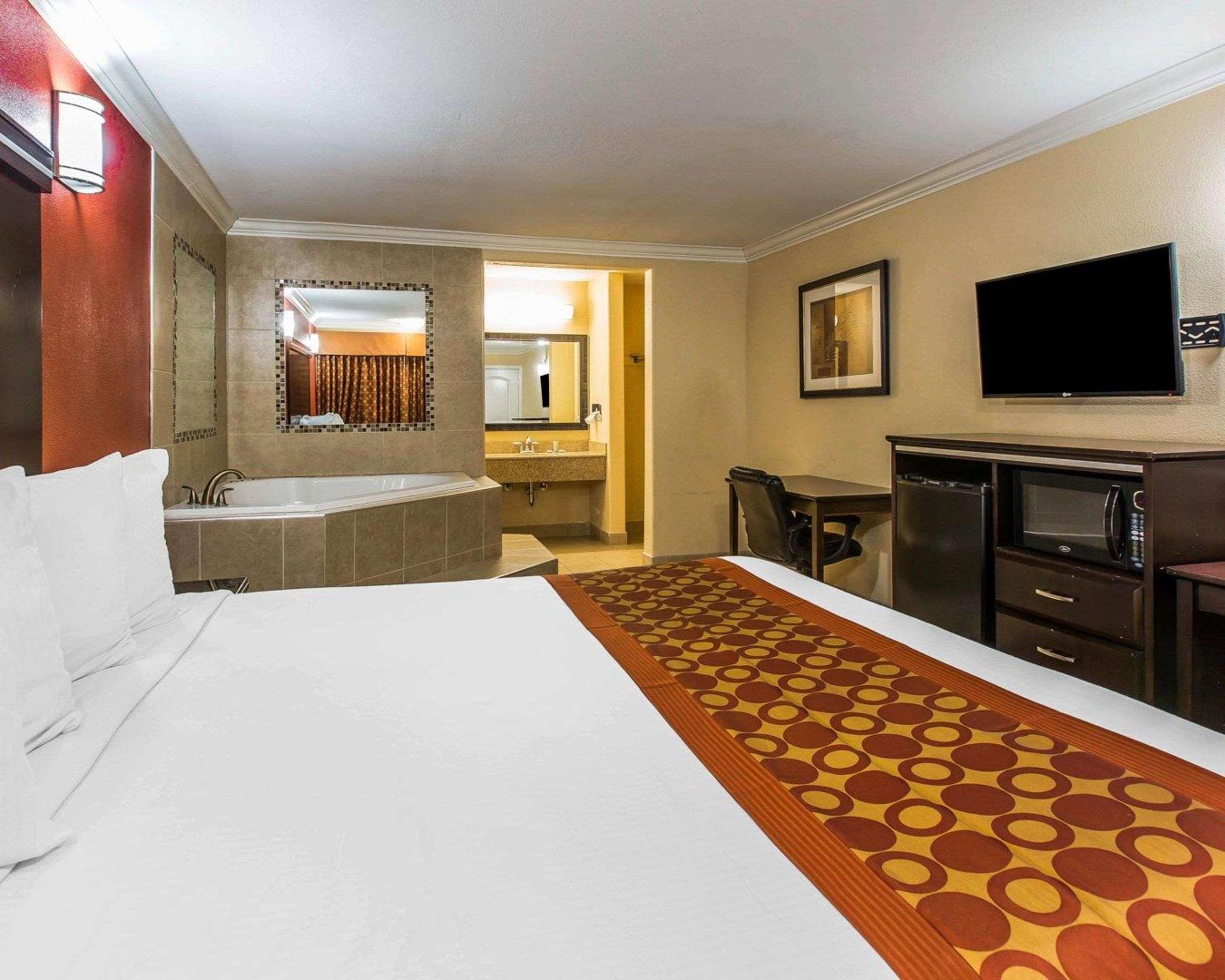 Hotel Rodeway & Corona