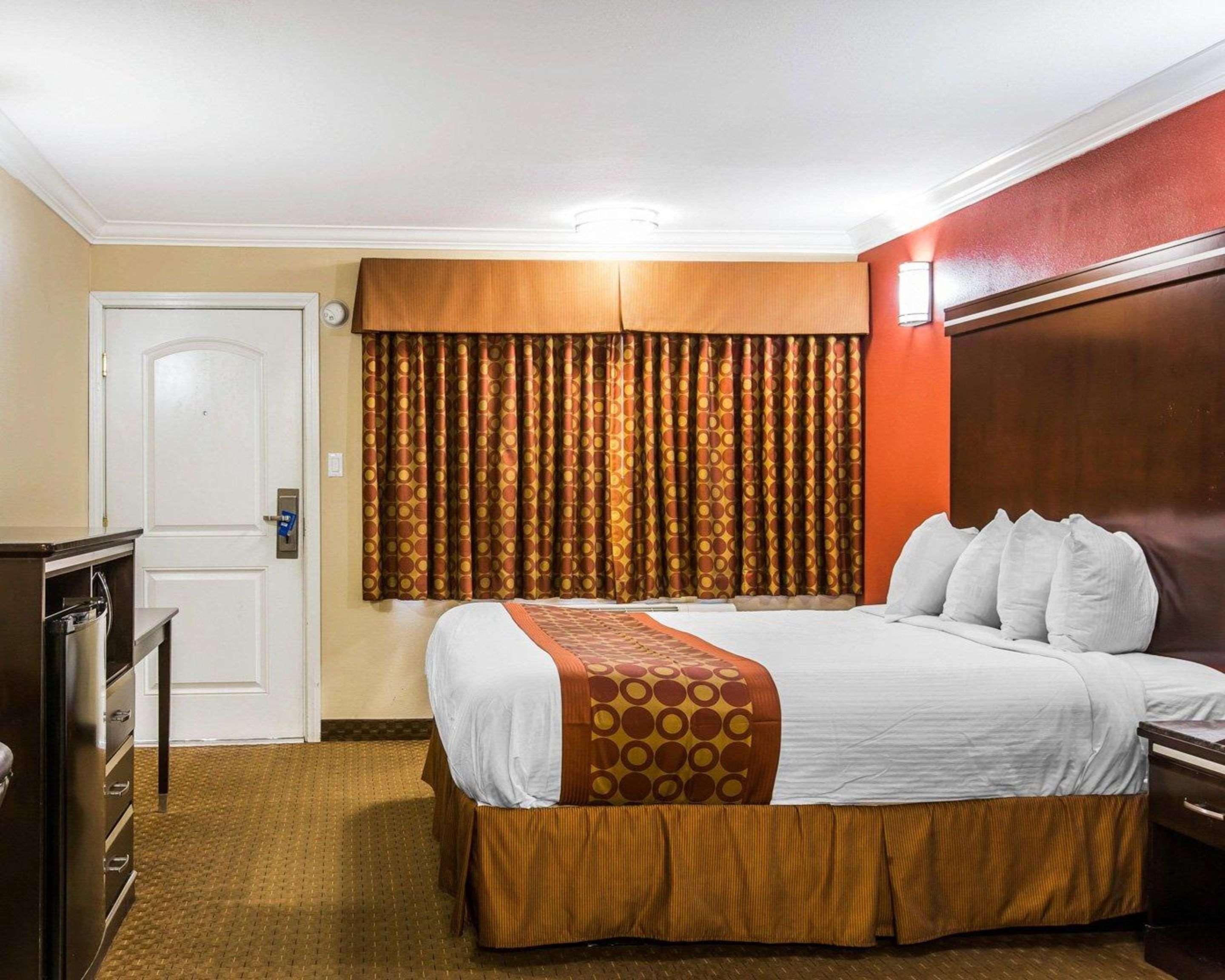 Hotel Rodeway & Corona