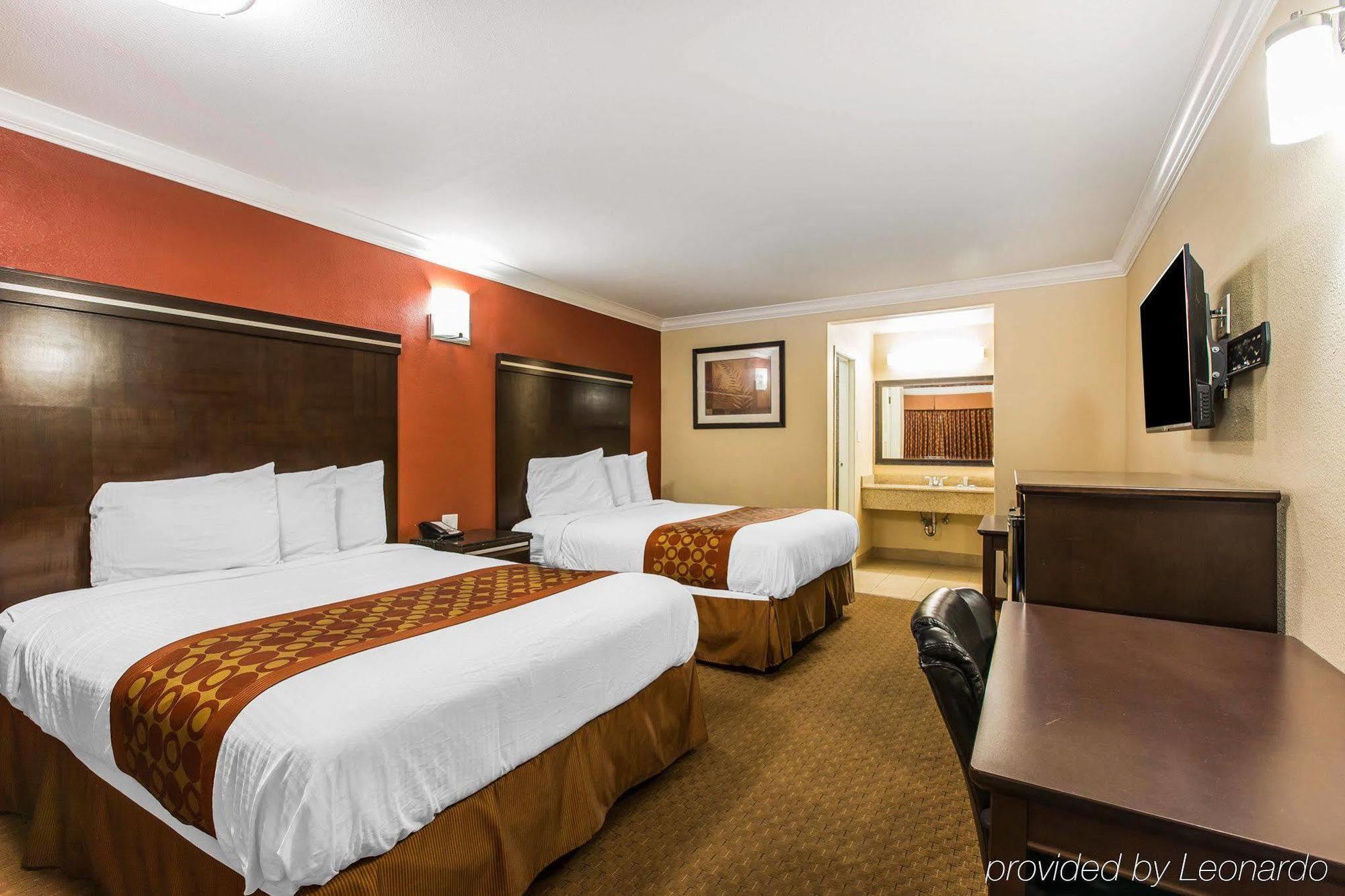 Hotel Rodeway & Corona